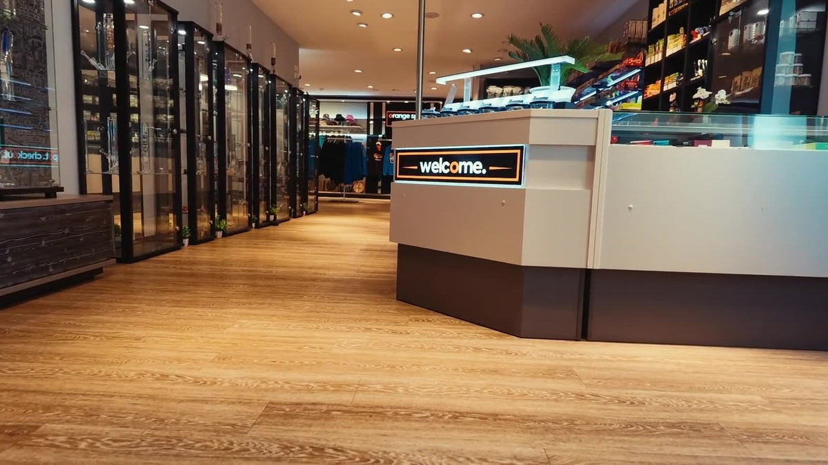 Welcome-Desk und Vitrinen im Orange Spot Hof