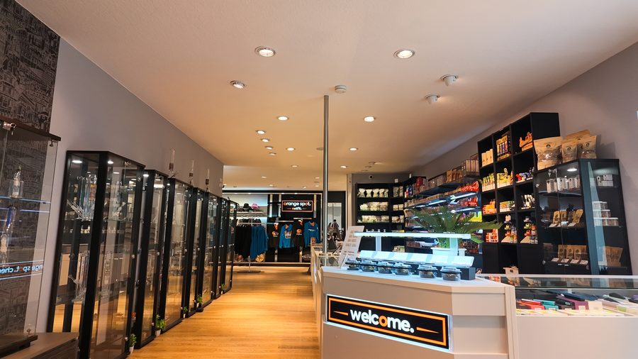 Theke und Vitrinen im Orange Spot – Welt Vaporizer
