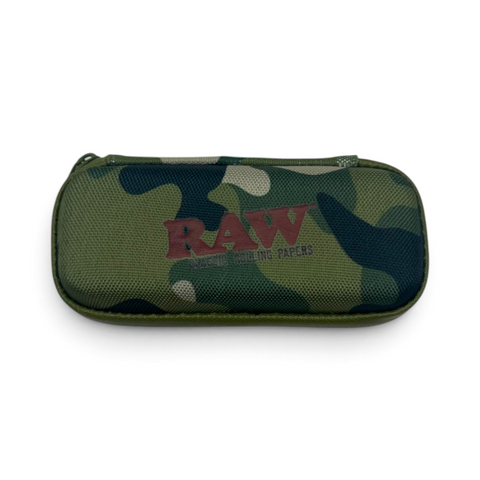 	RAW Cone Wallet geschlossen im grünen Camouflage-Design mit rotem RAW Logo und umlaufendem Reißverschluss
