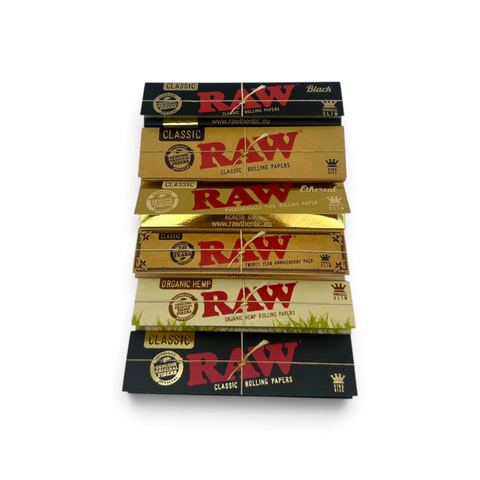 Sechs RAW Papers Heftchen übereinander gestapelt in Schwarz, Gold und Naturbeige, darunter Classic, Organic Hemp und Ethereal in King Size und King Size Slim